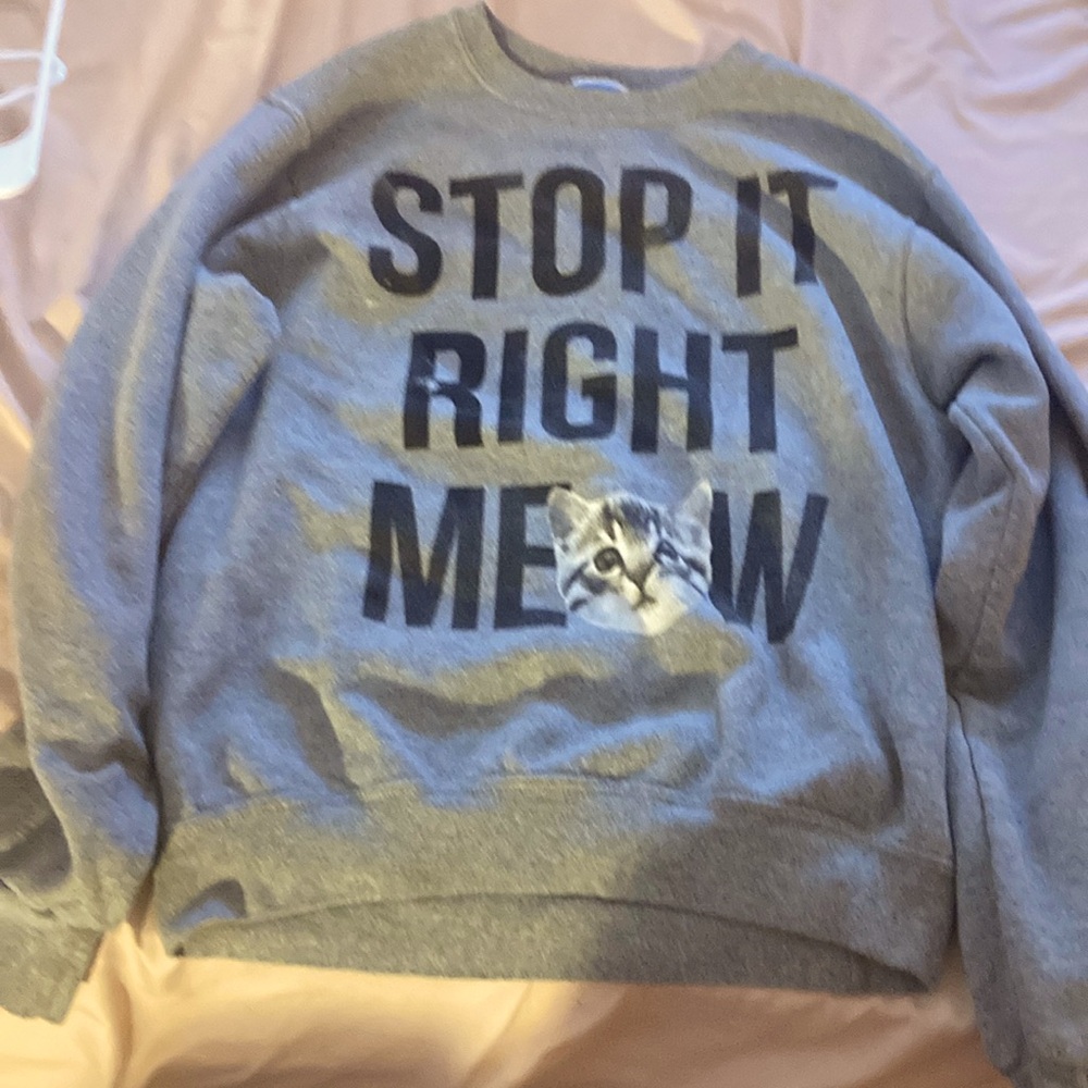 This cat sweater is so comfy and I only wore it once the size is (14-16)